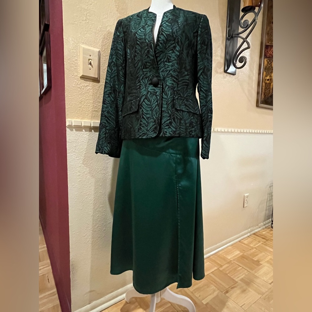 Kasper jacquard / brocade blazer/ jacket, leaf print. Fully lined, fitted. 6 - Picture 5 of 8